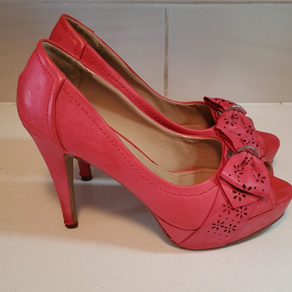 Retro vintage vibes Bow detail stilettos